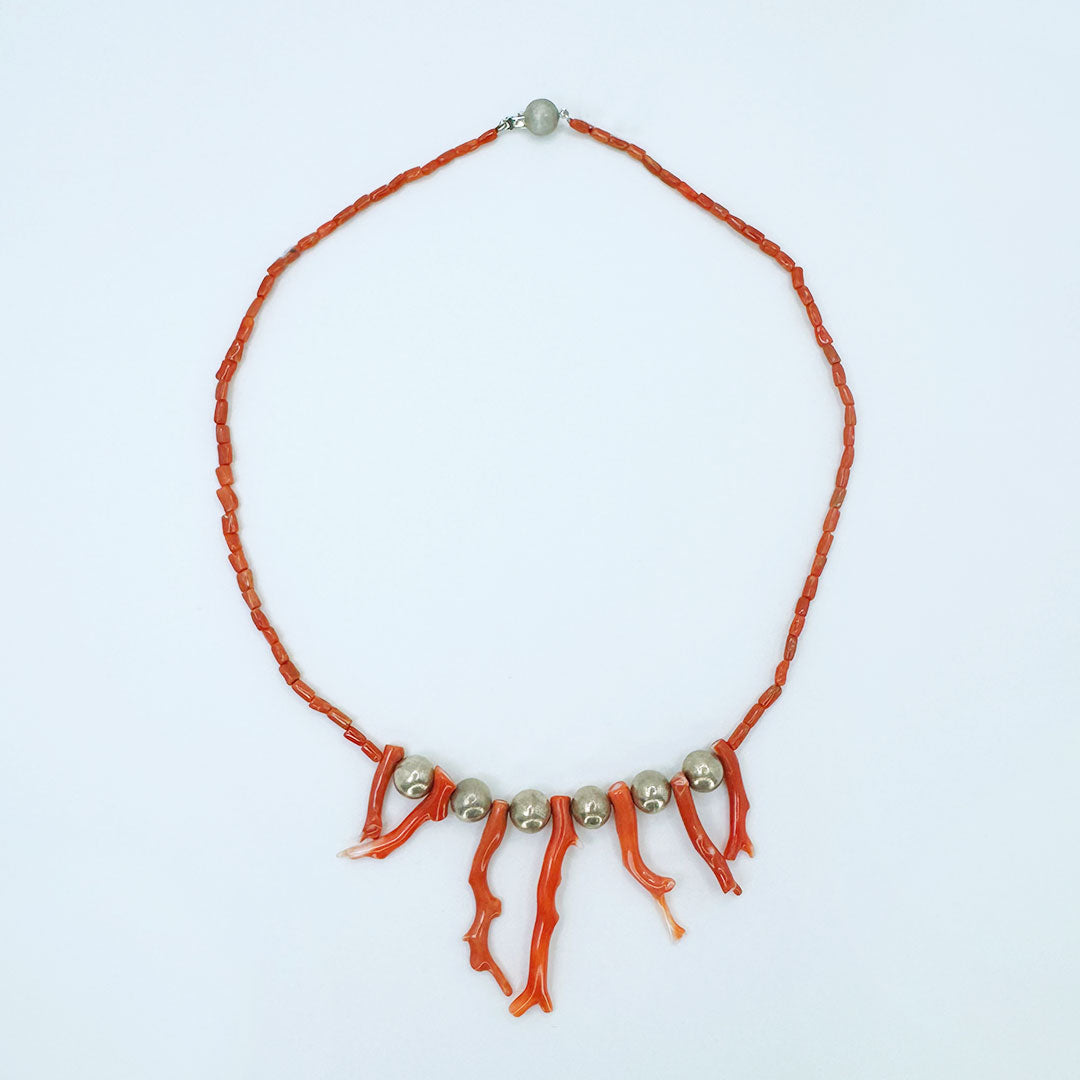 Collar coral con plata.