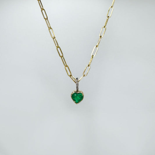 Dije esmeralda Colombia corazón con cadena.