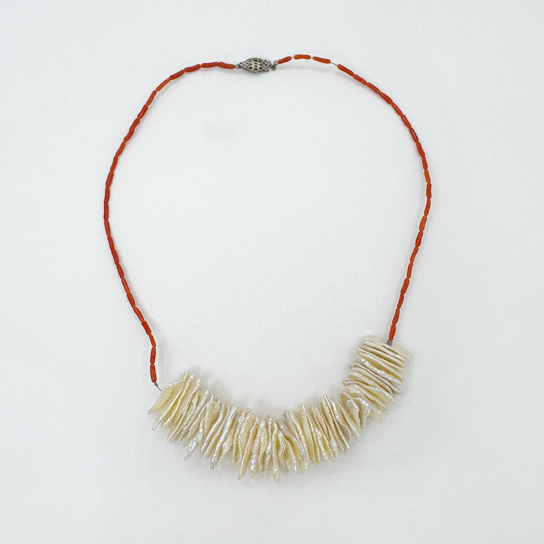 Collar coral perlas lápiz.