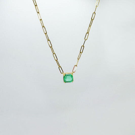 Collar esmeralda cuadrada con cadena.