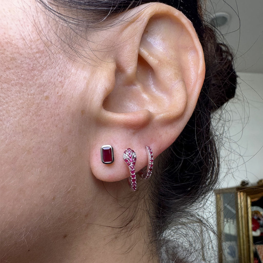 Aretes rubí con marco de oro blanco.