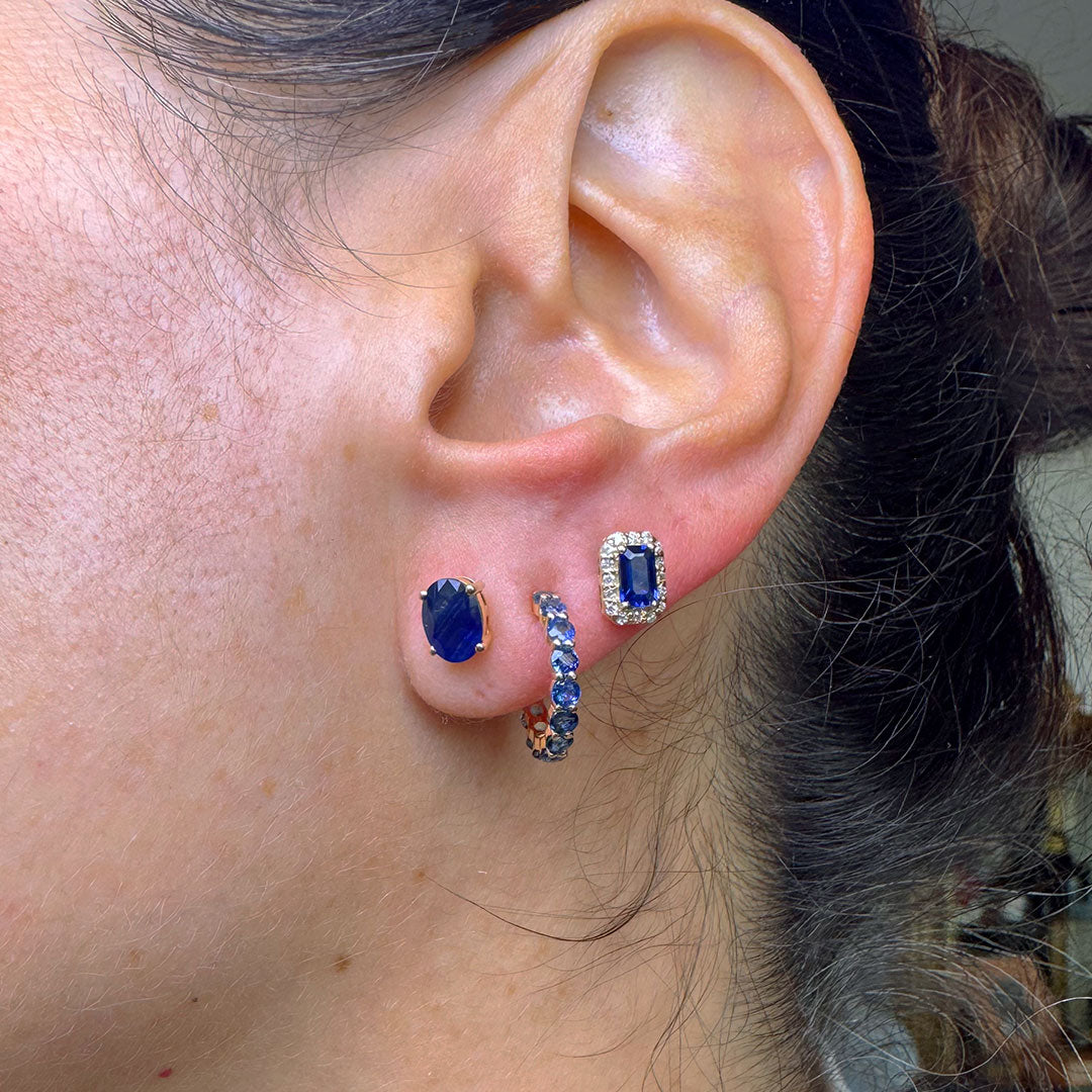 Aretes zafiros con halo de diamantes.