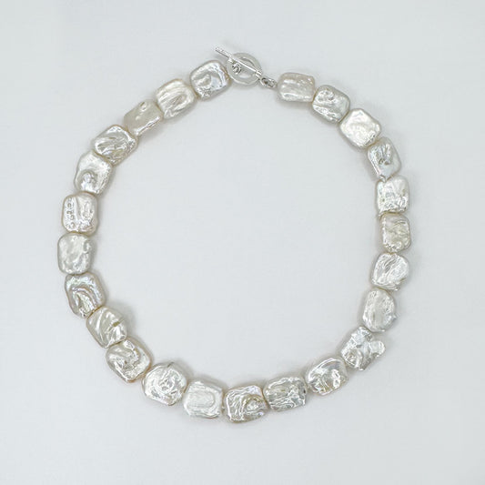 Collar perlas cuadradas barrocas.