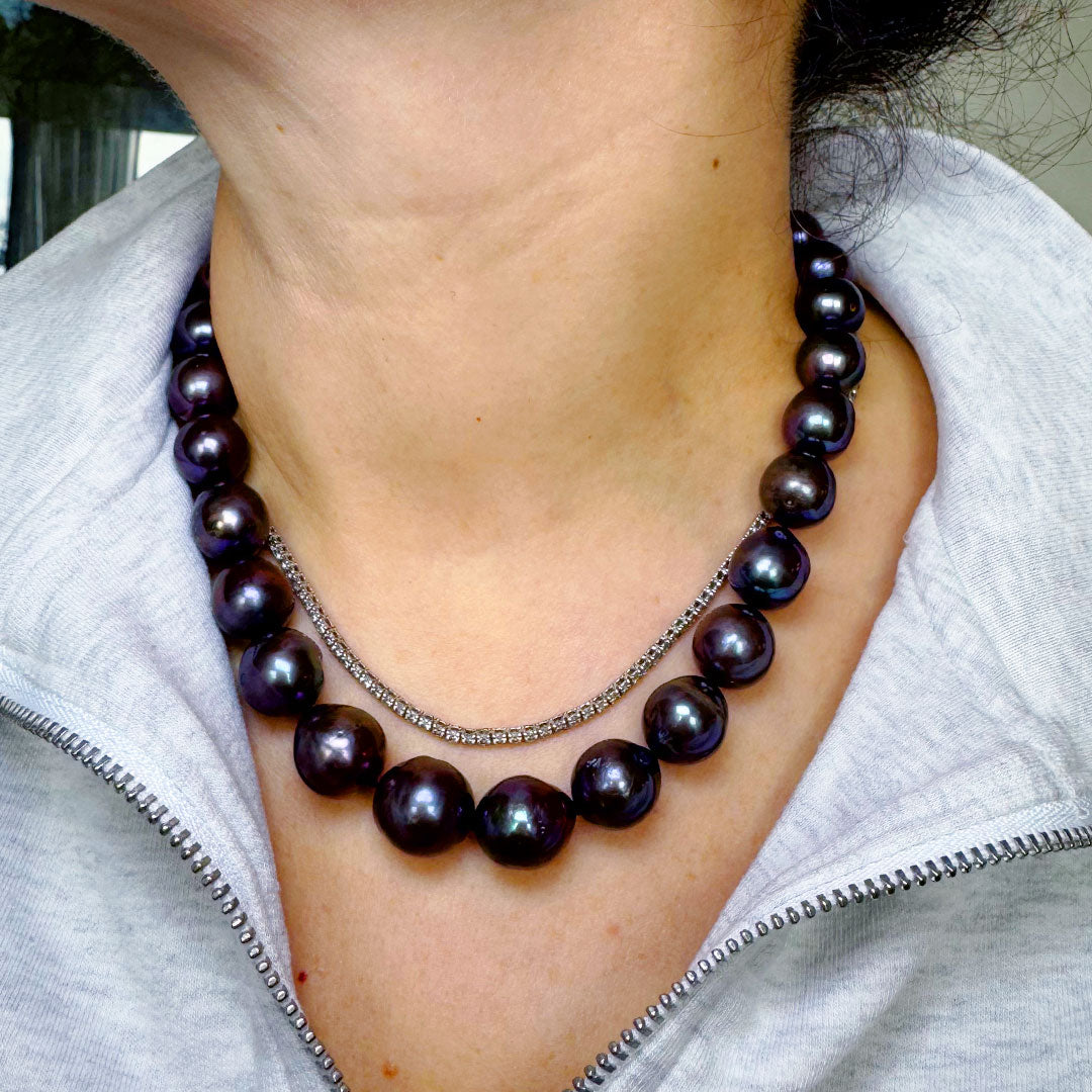 Collar perlas negras redondas.