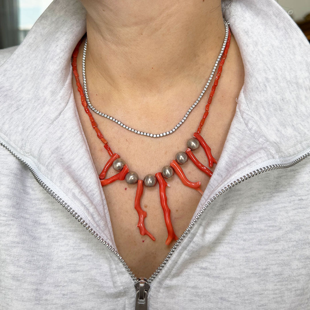 Collar coral con plata.