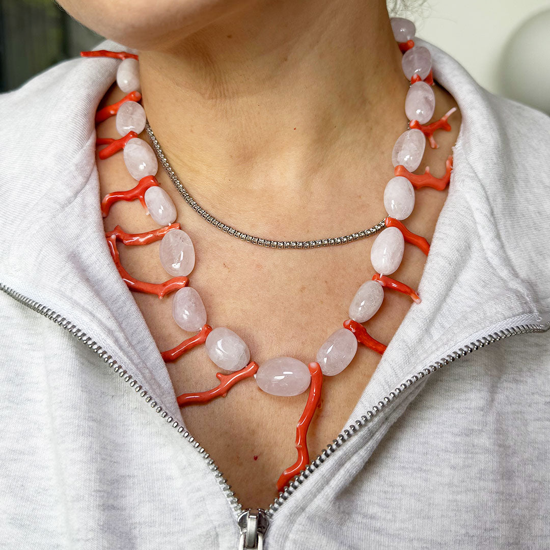 Collar coral grande con cuarzo.