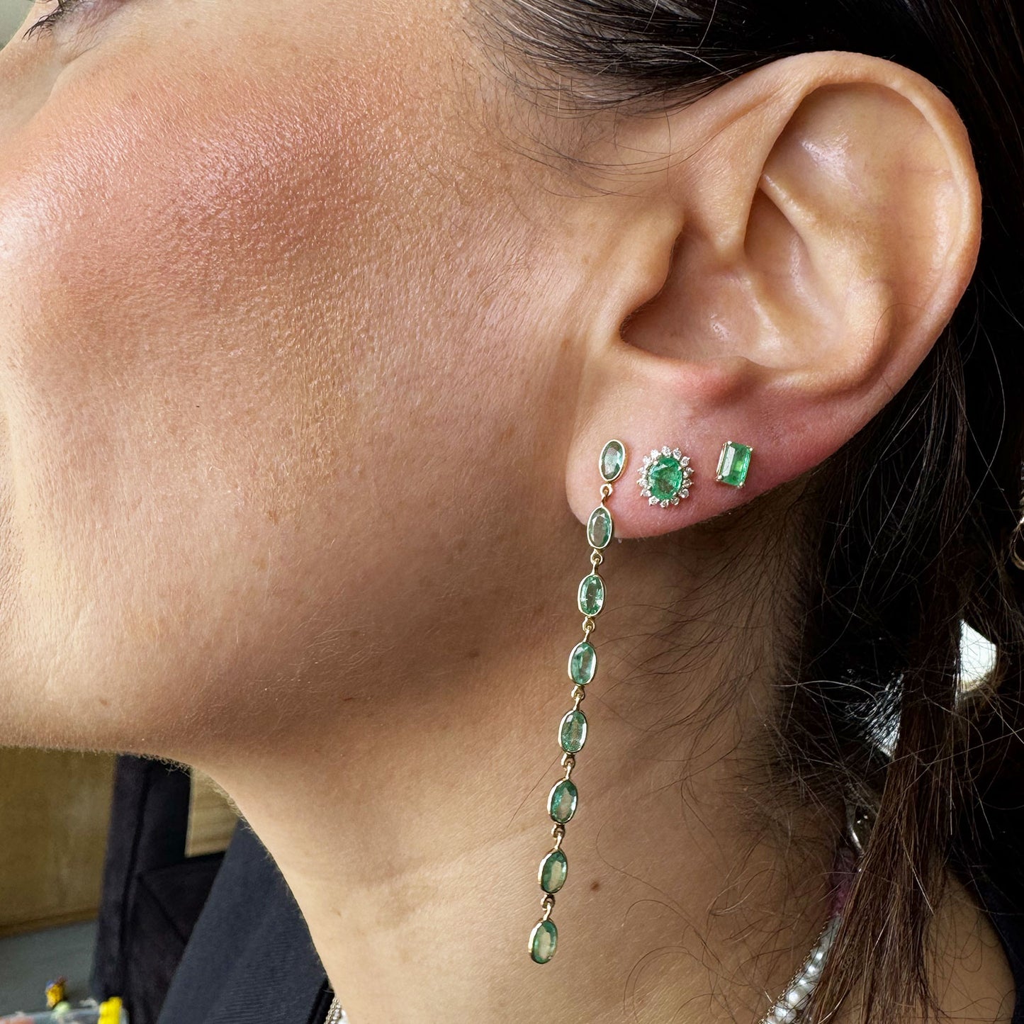 Aretes tira esmeraldas y oro.