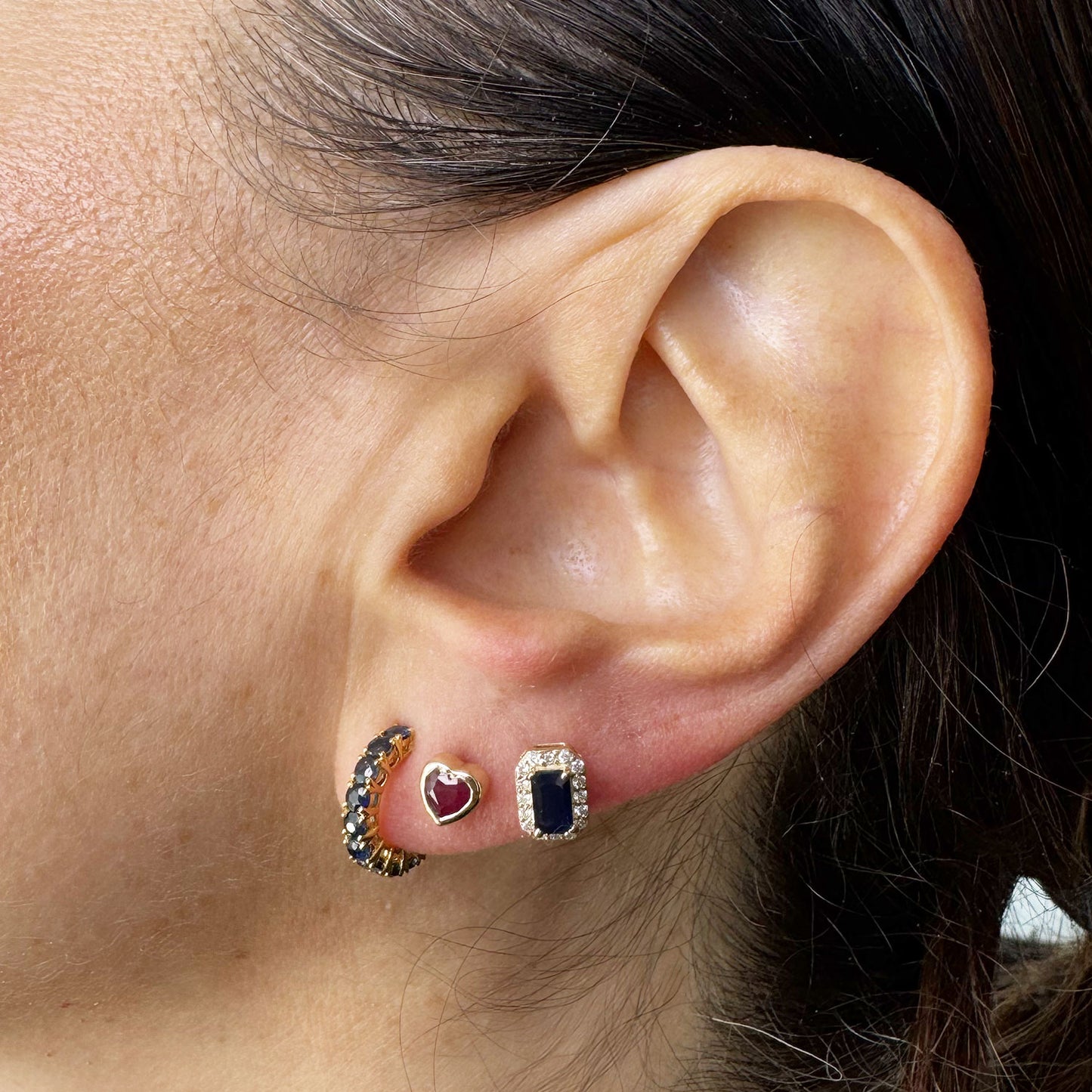Aretes corazón rubí y oro.