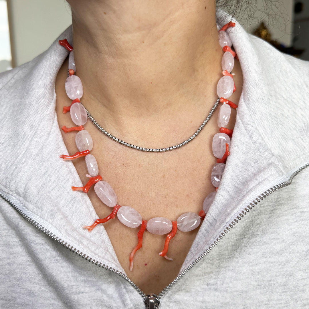Collar coral chico con cuarzo.