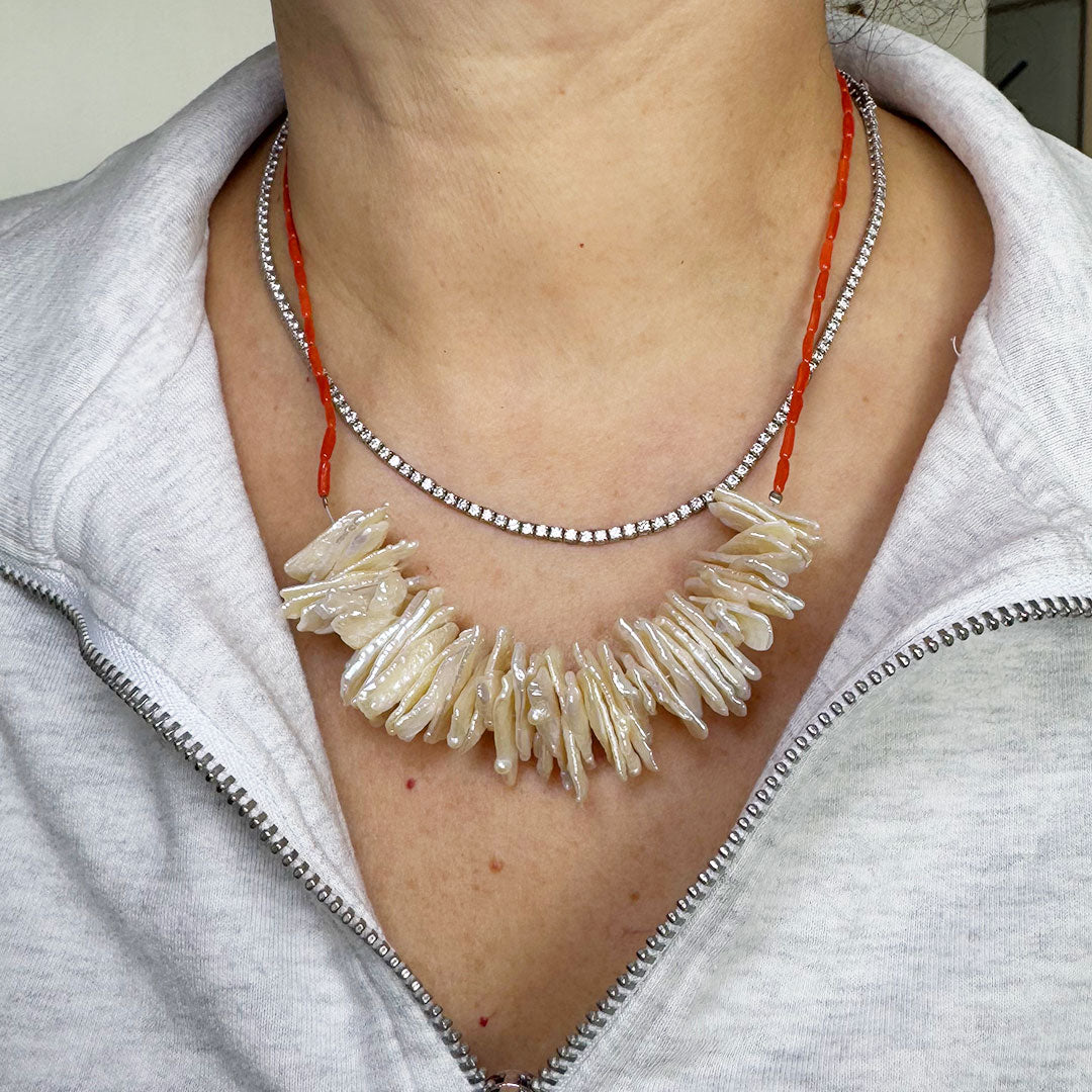 Collar coral perlas lápiz.