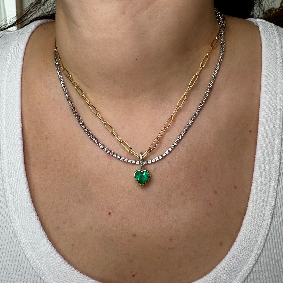Dije esmeralda Colombia corazón con cadena.