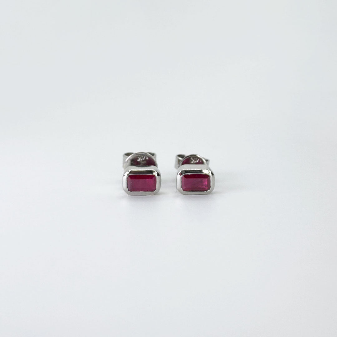 Aretes rubí con marco de oro blanco.