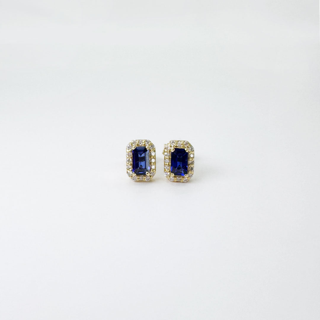 Aretes zafiros con halo de diamantes.