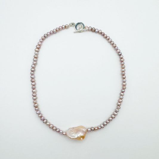 Choker perlas mini rosas con perla chunky.