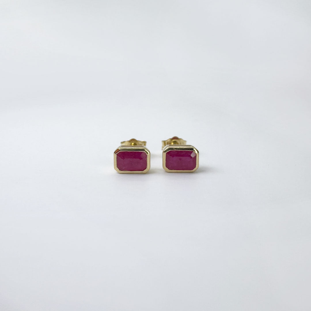 Aretes rubí oro amarillo con marco.