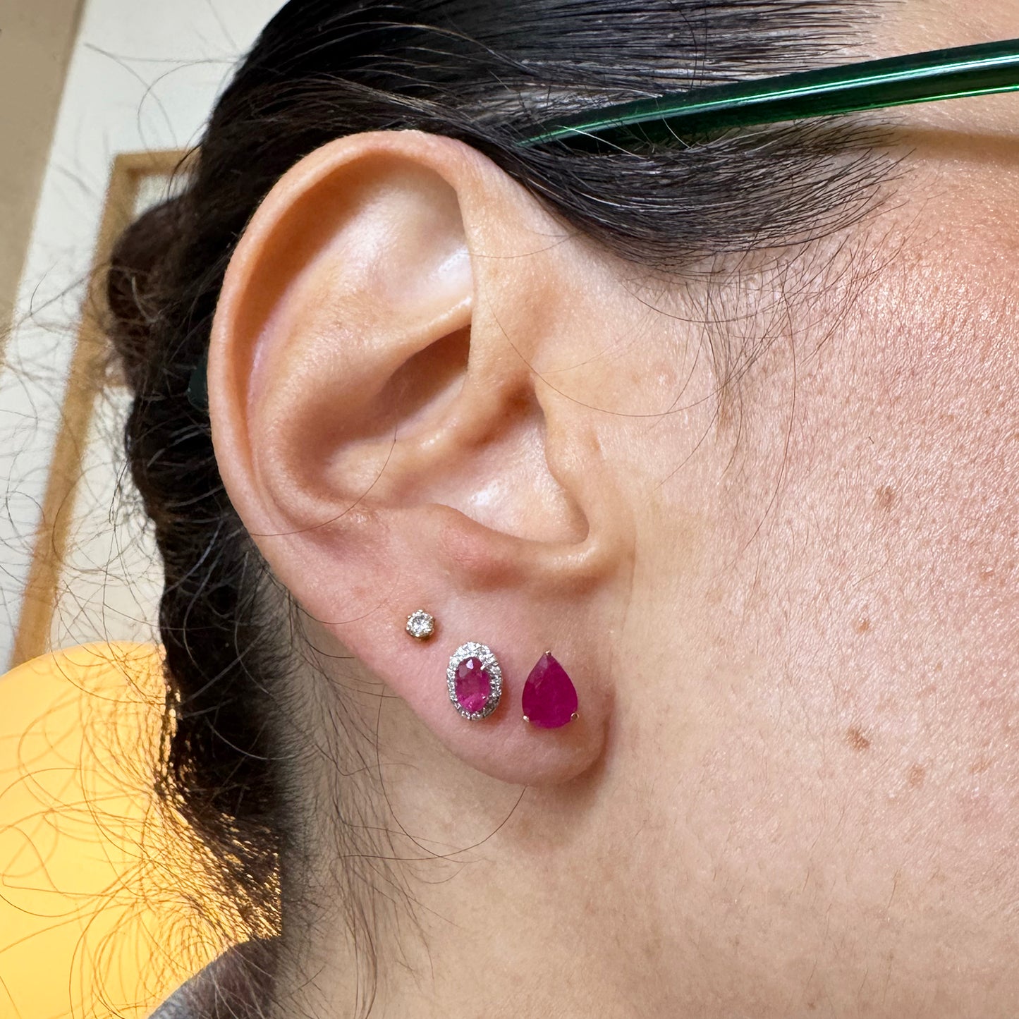Aretes Rubí Oval con Halo diamantes.