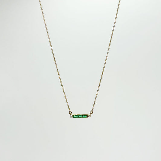 Collar con barra esmeraldas y diamantes.