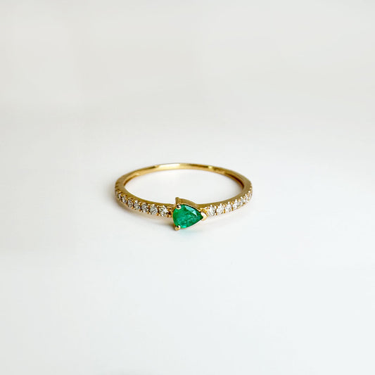 Anillo esmeralda con diamantes.