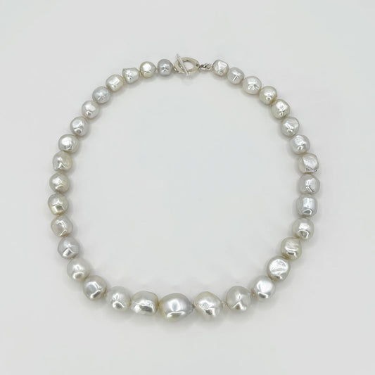 Collar perla australiana gris.