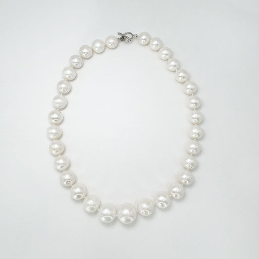 Collar perlas chunky redondo.