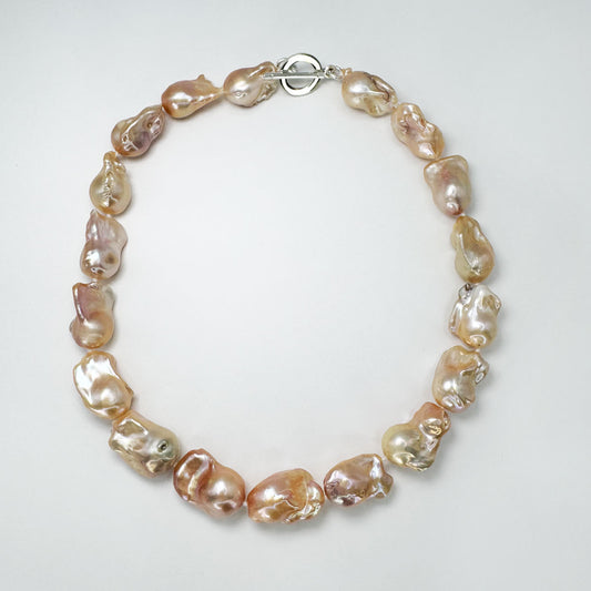 Collar perlas barrocas salmón.