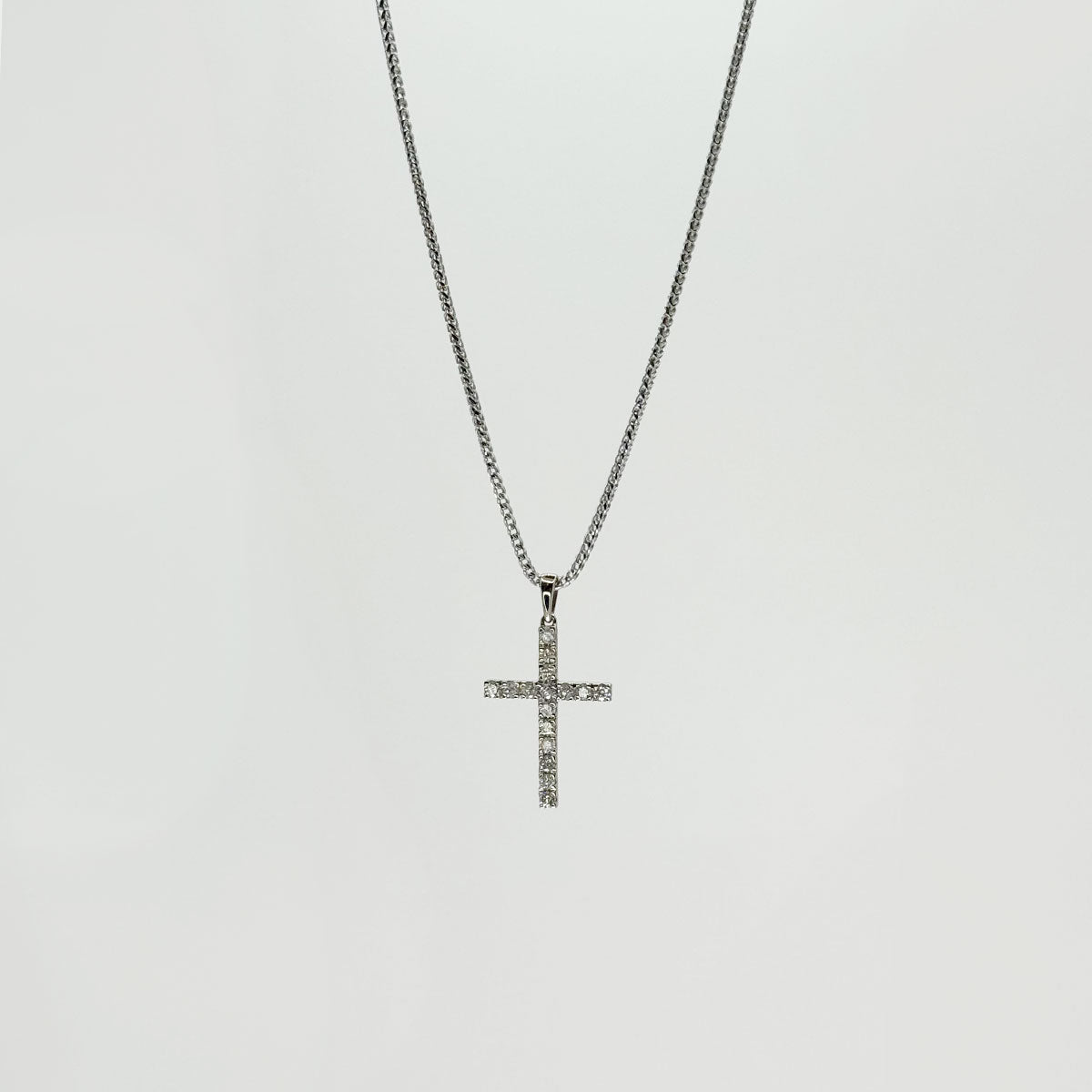 Collar cruz diamante oro blanco.