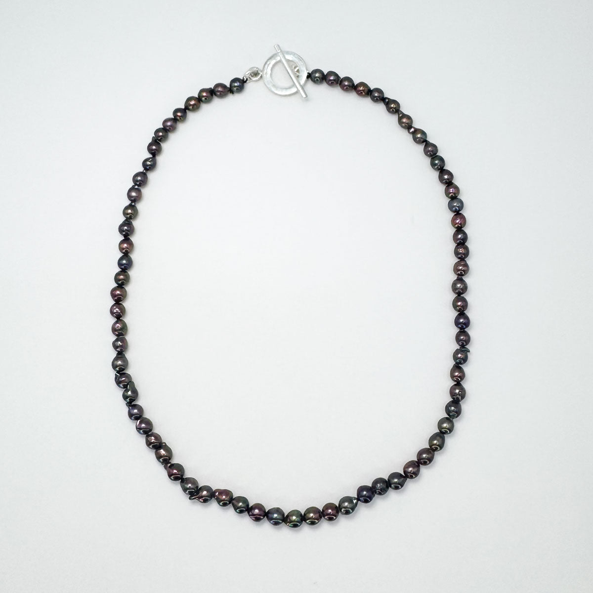 Collar perlas mini negro.