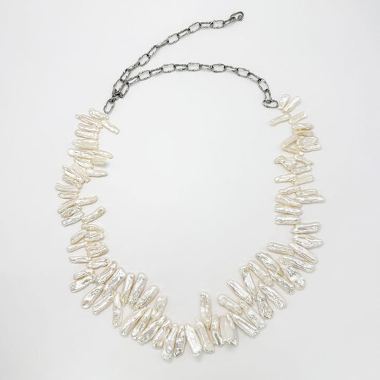 Collar perlas stick con cadena.