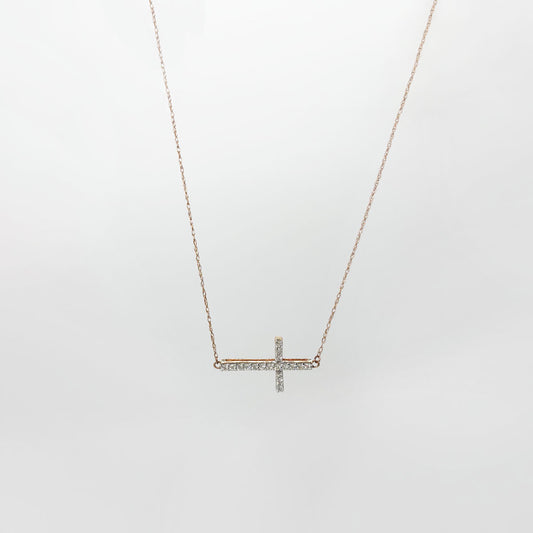 Collar cruz horizontal diamantes. Oro rosa