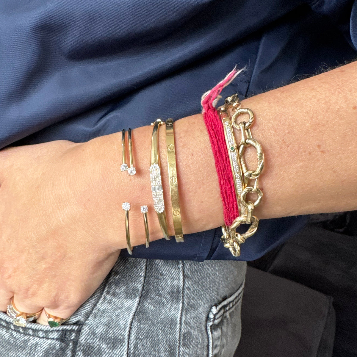 Pulsera rígida con dos diamantes naturales en oro amarillo.