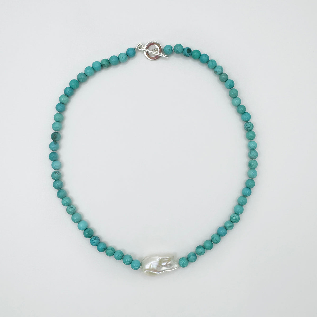 Collar turquesa chica con perla cultivada barroca.