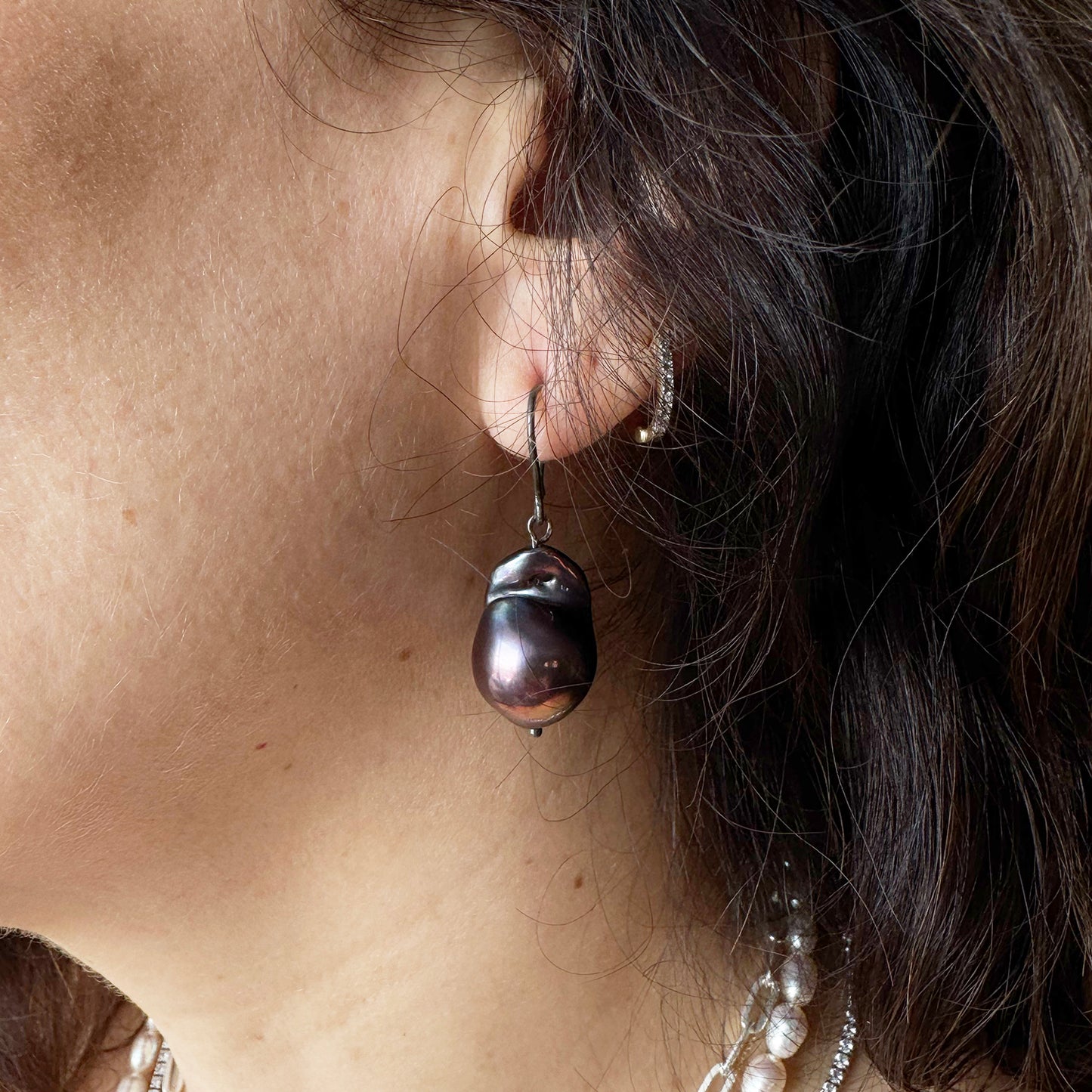 Aretes perlas barrocas tornasol