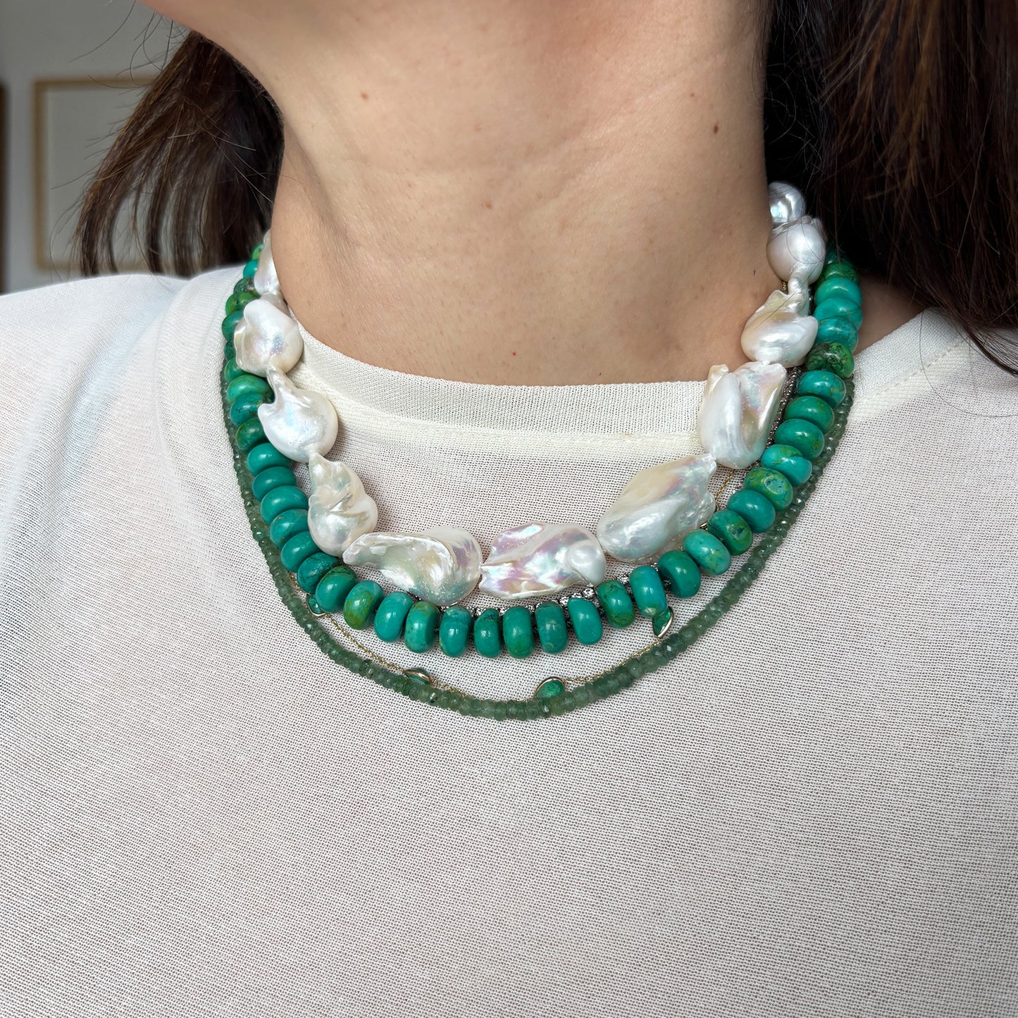 Collar turquesa vibrante.