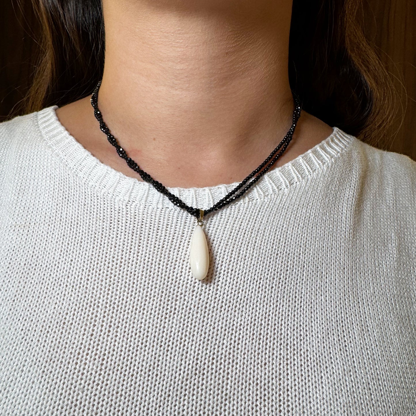Collar semipreciosas negro con dije.