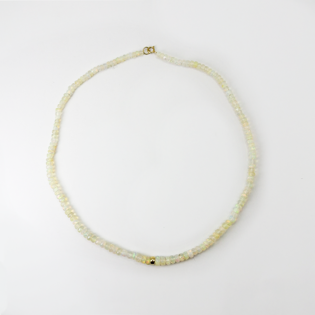 Collar choker de ópalo con dona y broche de oro.