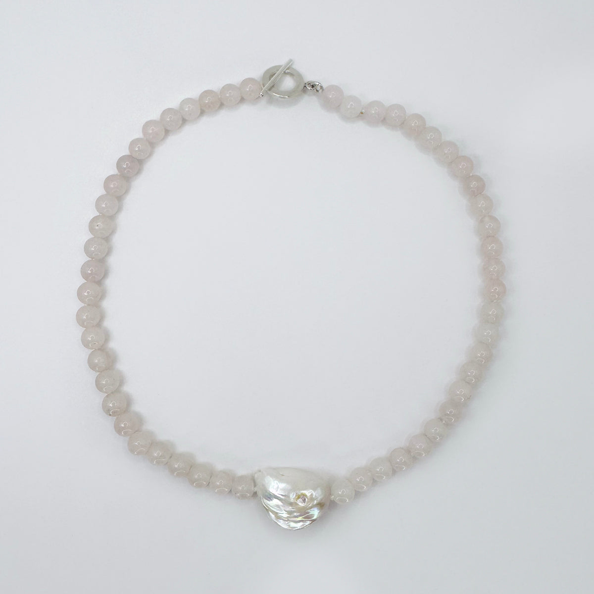 Collar cuarzo con perla cultivada barroca.