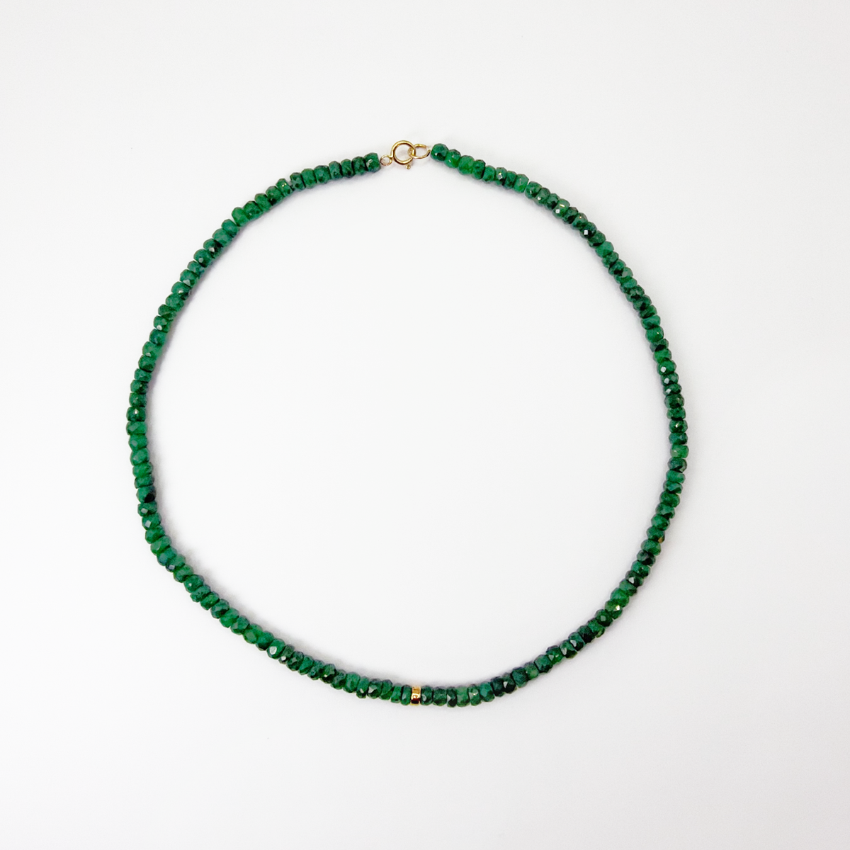 Collar choker esmeraldas y oro.