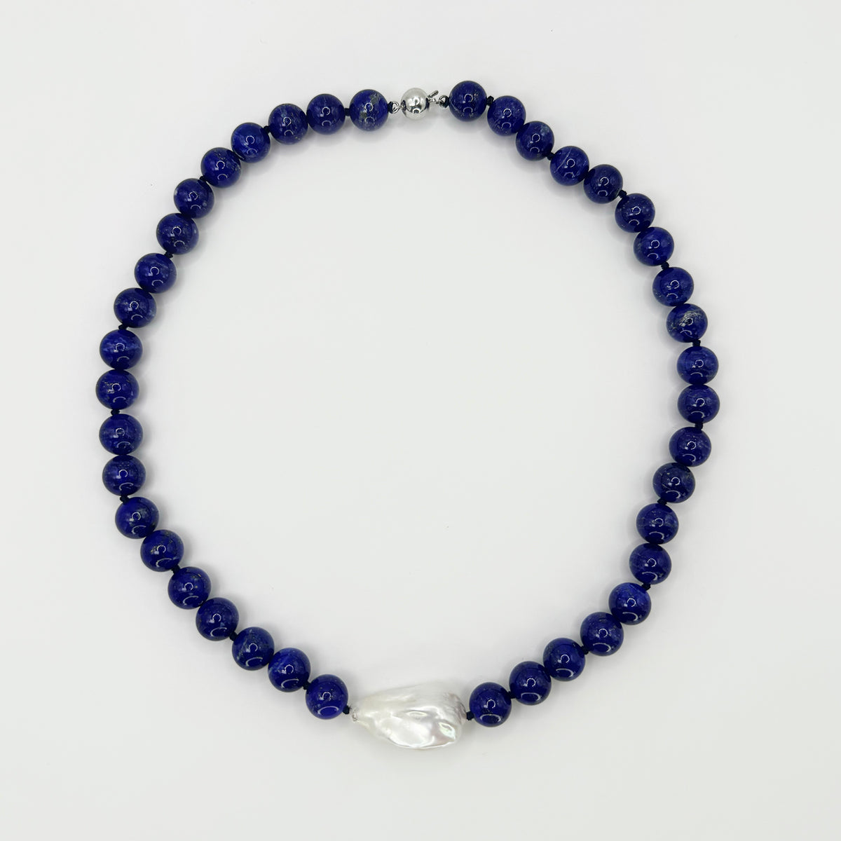 Collar lapislázuli con una perla cultuvada barroca.