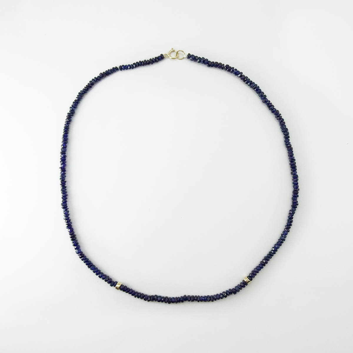 Collar choker zafiros con oro.