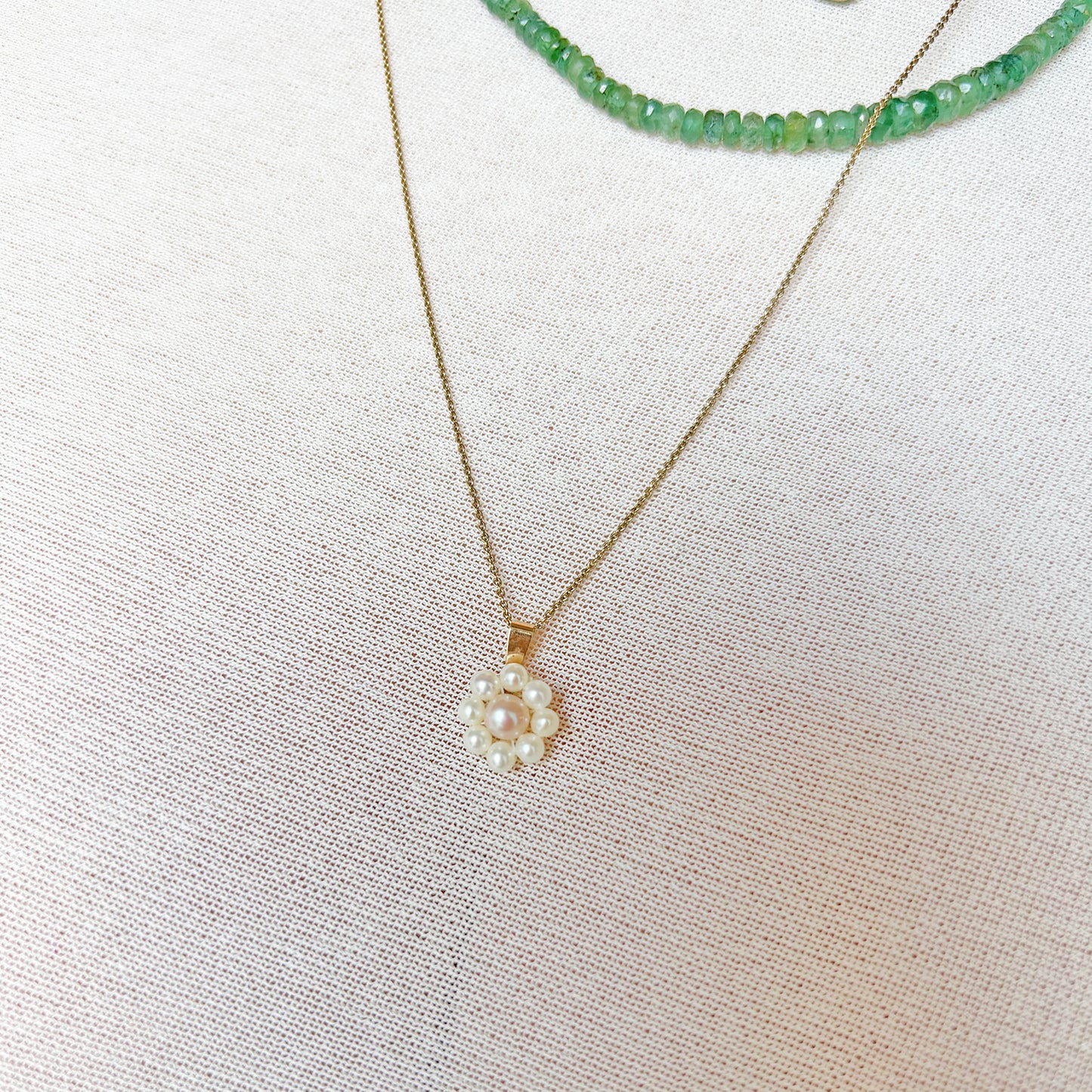 Dije flor perlas mini oro.