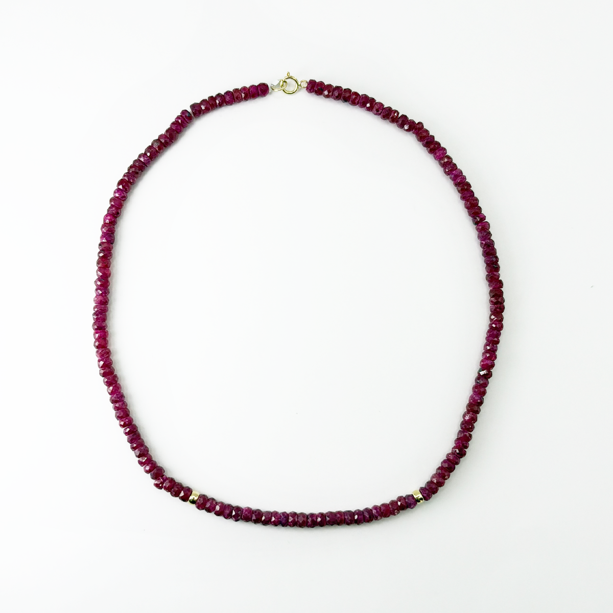 Collar choker de rubíes con broche de oro.