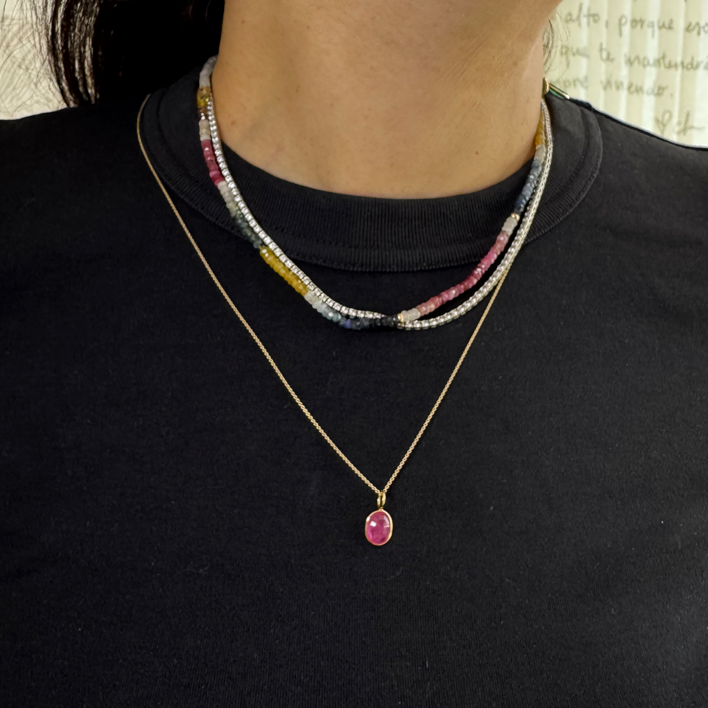 Dije rubí oval con oro.