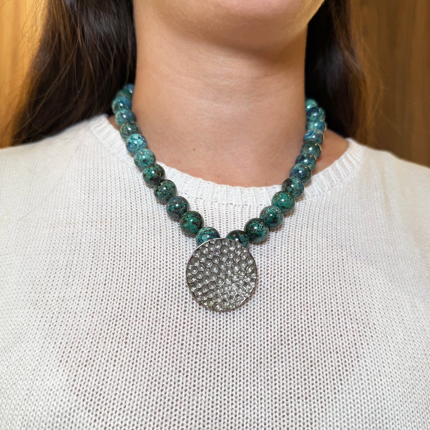Collar piedra semipreciosa y dije de plata.