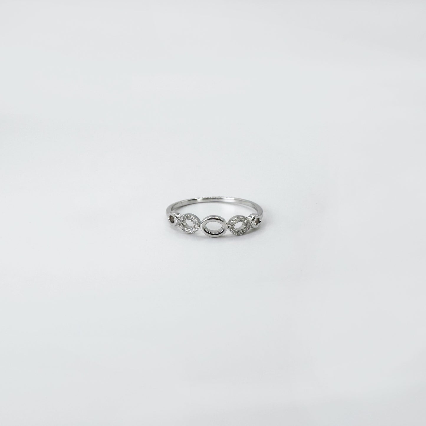 Anillo ovalos con diamantes.