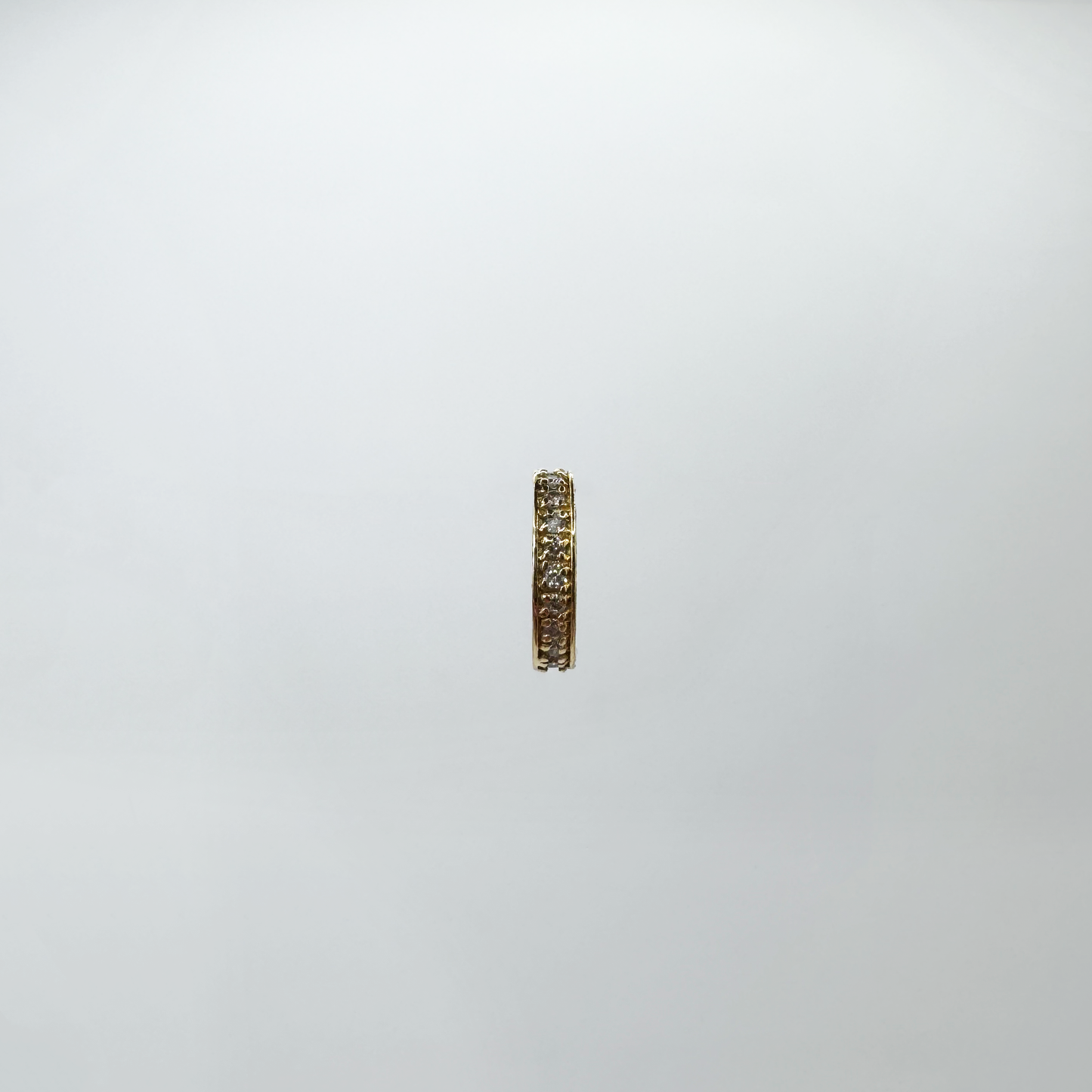 Dije separador mini de oro y diamantes.