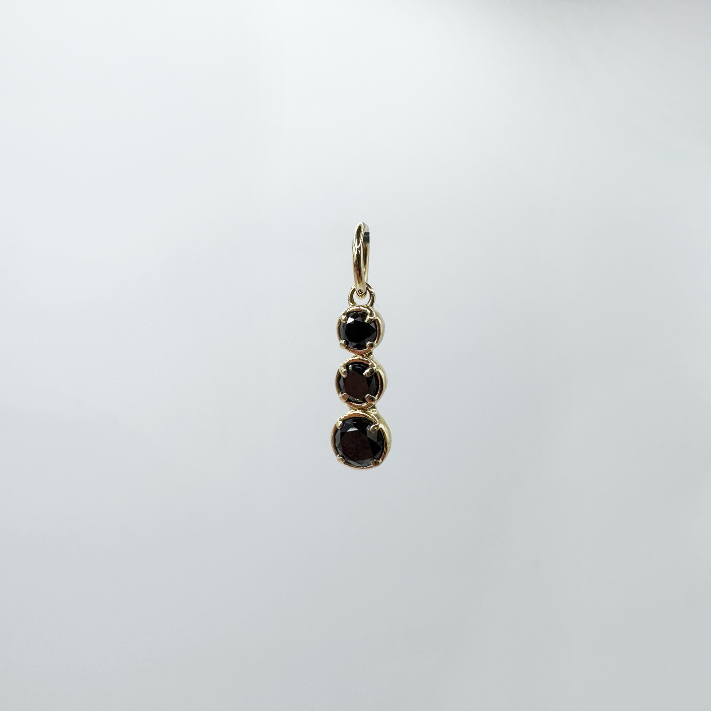 Dije triple diamantes negros y oro.