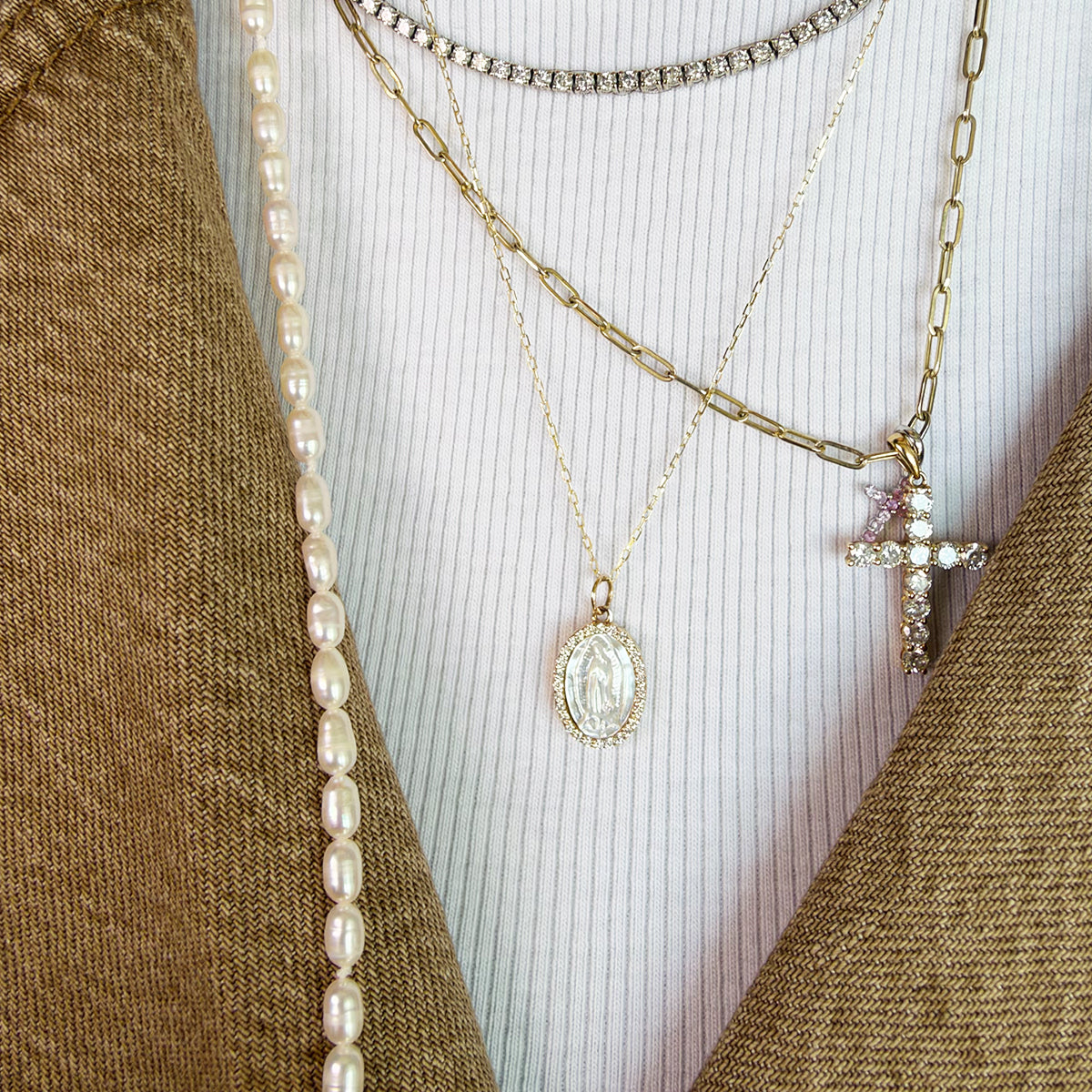 Medalla Virgen de Guadalupe madre perla oro 14k y diamantes naturales.
