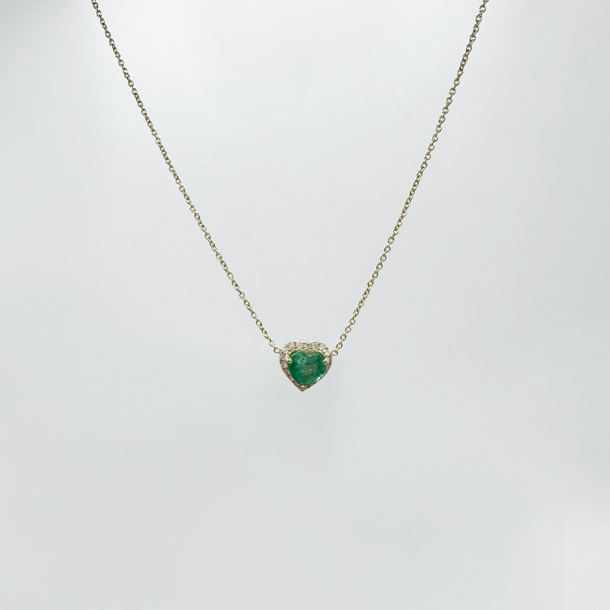 Collar esmeralda corazón con halo diamantes naturales.