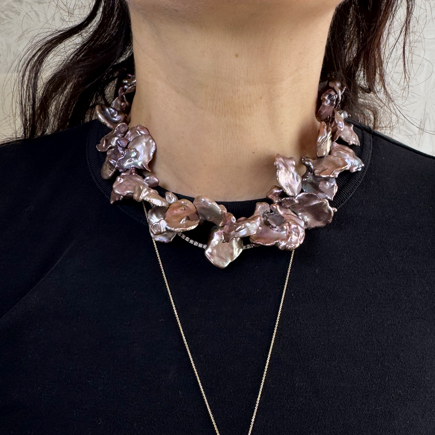 Collar choker perlas chocolate torsanol rosado.