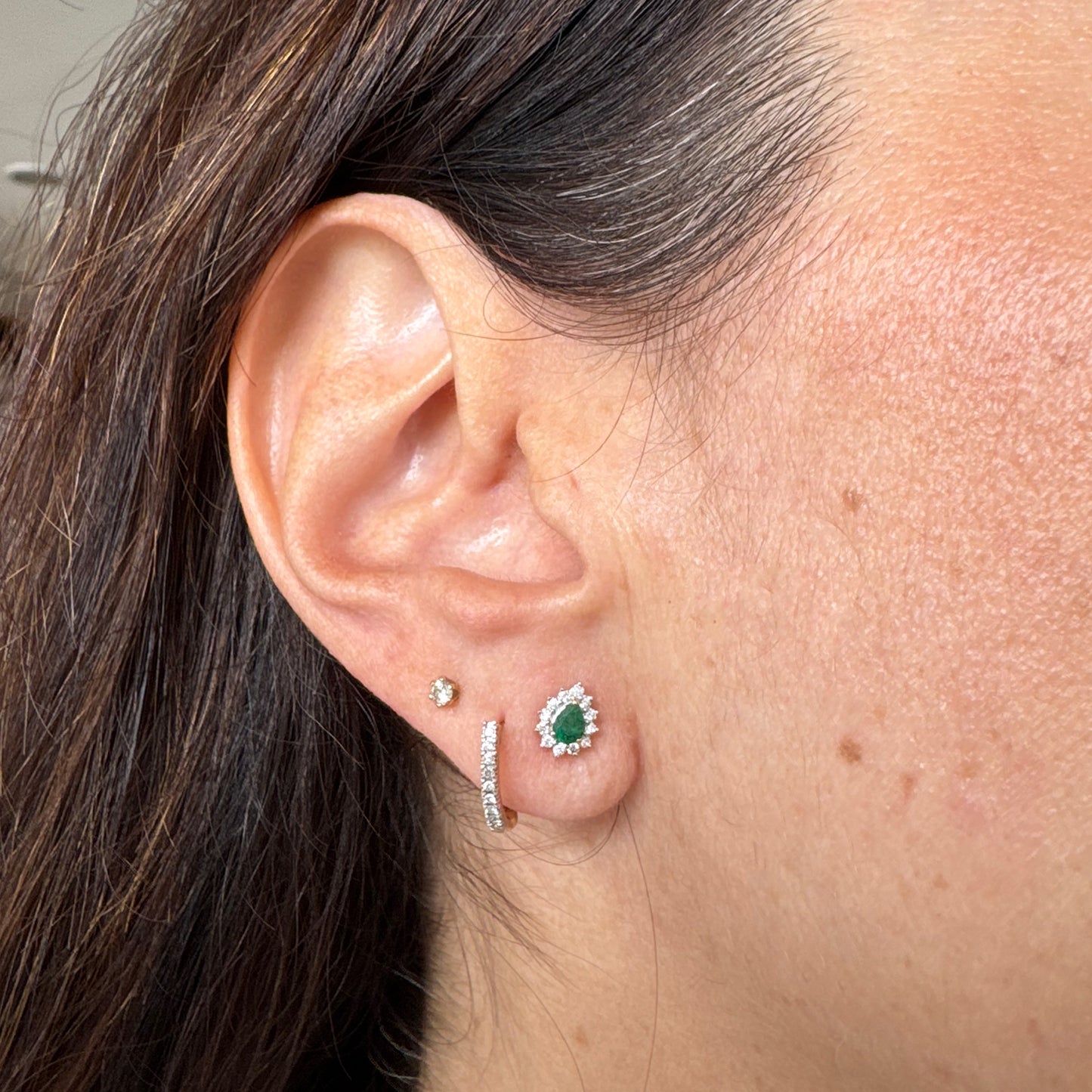 Aretes esmeralda gota con halo star chicos.
